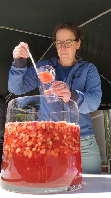 Die Maibowle kam gut bei den Gästen an