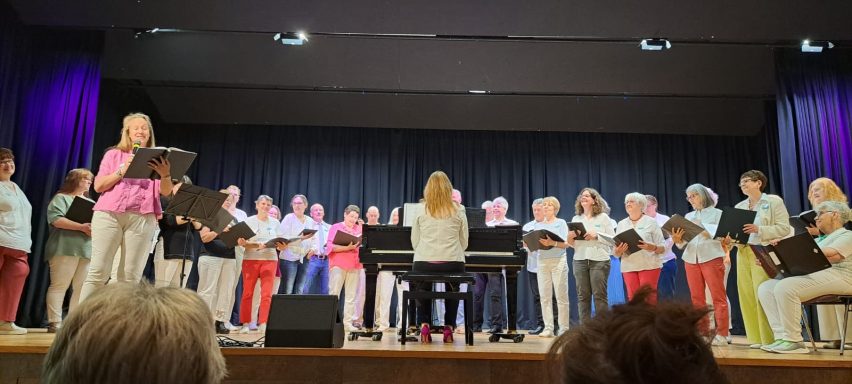 Mit Charme und Witz erzählte Sie dem Publikum, was wir singen